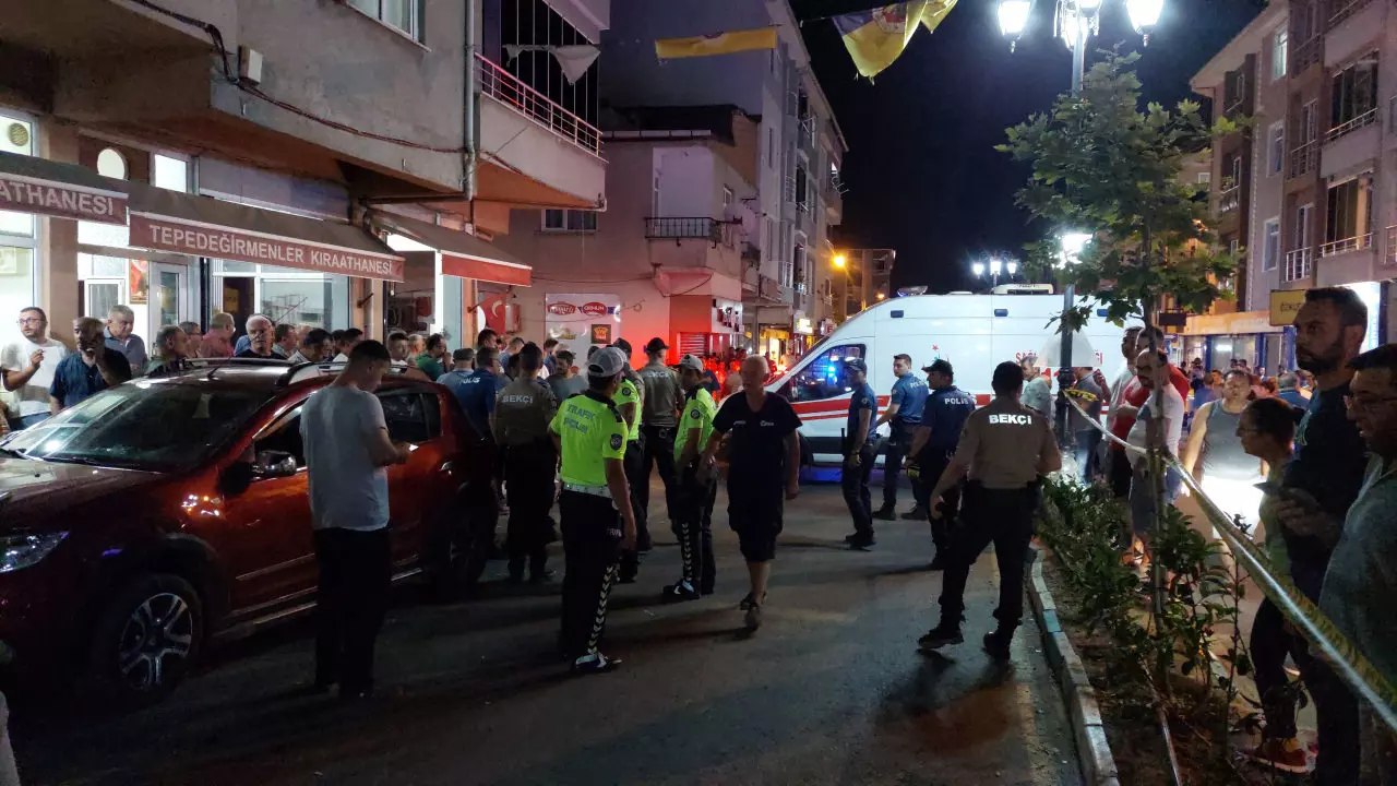 Tekirdağ'da feci kaza: Otomobil, kahvehanenin önünde oturanların arasına daldı!