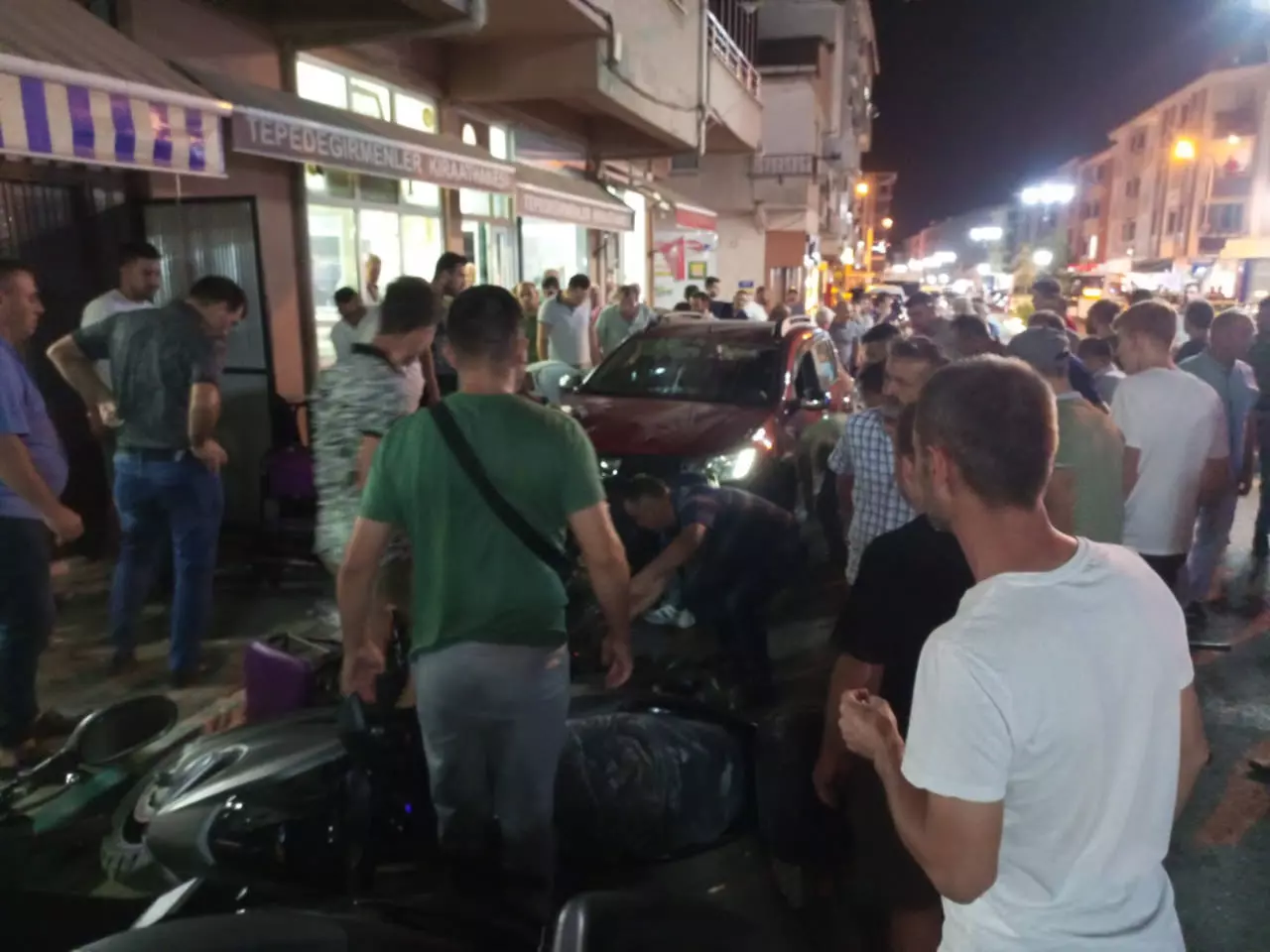 Tekirdağ'da feci kaza: Otomobil, kahvehanenin önünde oturanların arasına daldı!