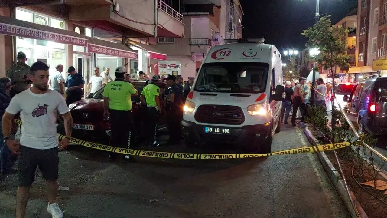 Tekirdağ'da feci kaza: Otomobil, kahvehanenin önünde oturanların arasına daldı!