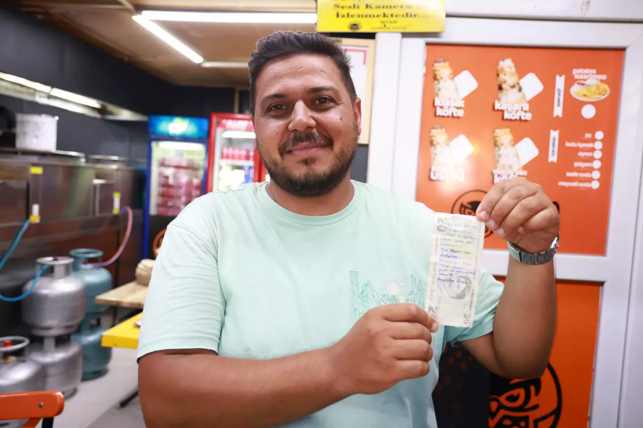 Hatay'da ilginç olay: Genç kız esnafa verdiği paranın üstüne öyle bir şey yazdı ki, görenleri şaşkına çevirdi!