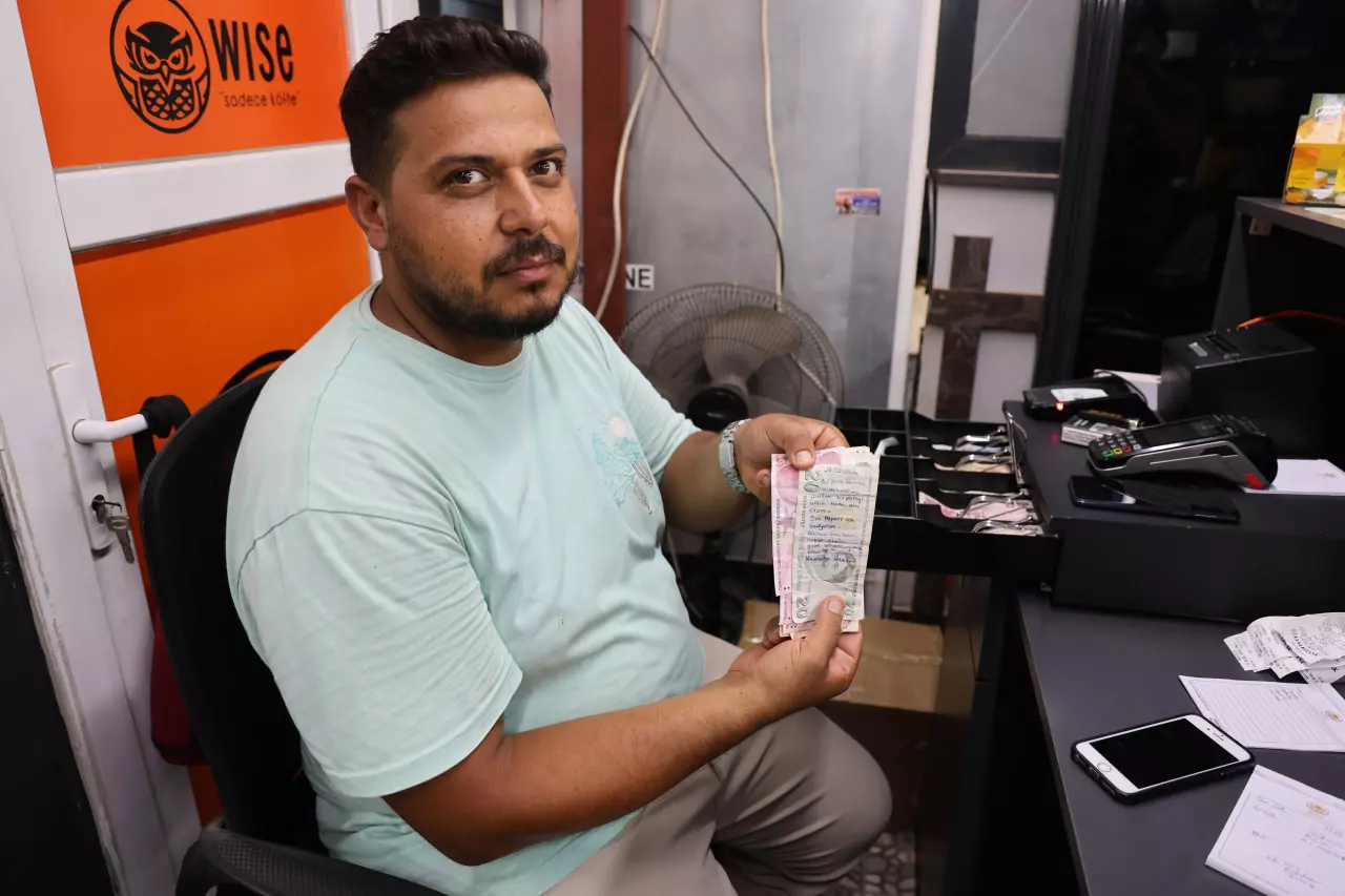 Hatay'da ilginç olay: Genç kız esnafa verdiği paranın üstüne öyle bir şey yazdı ki, görenleri şaşkına çevirdi!