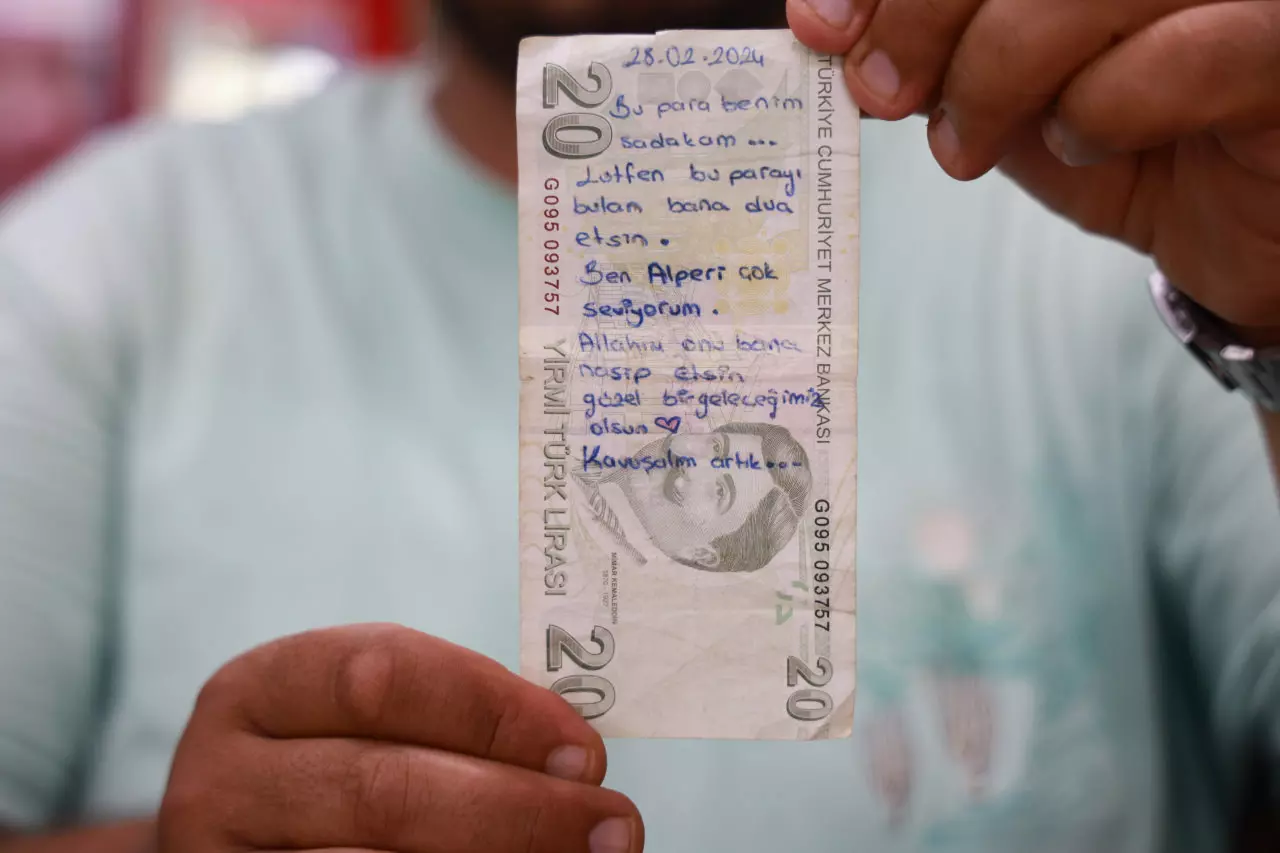 Hatay'da ilginç olay: Genç kız esnafa verdiği paranın üstüne öyle bir şey yazdı ki, görenleri şaşkına çevirdi!