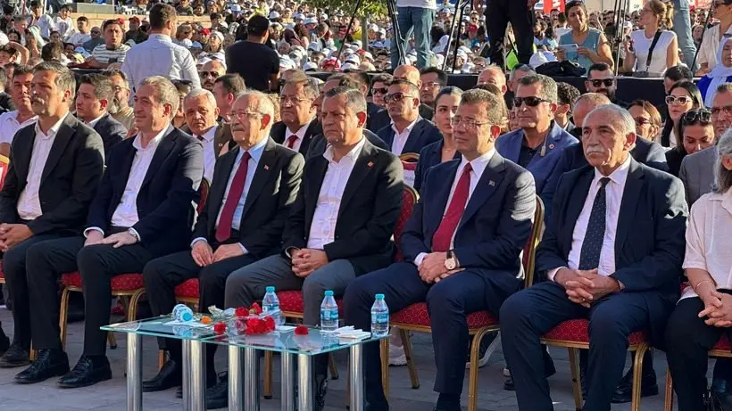 Kemal Kılıçdaroğlu Kılıcı çekti! Özgür Özel ve Ekrem İmamoğlu'nun yüzüne bakarak ihanet temalı göndermede bulundu