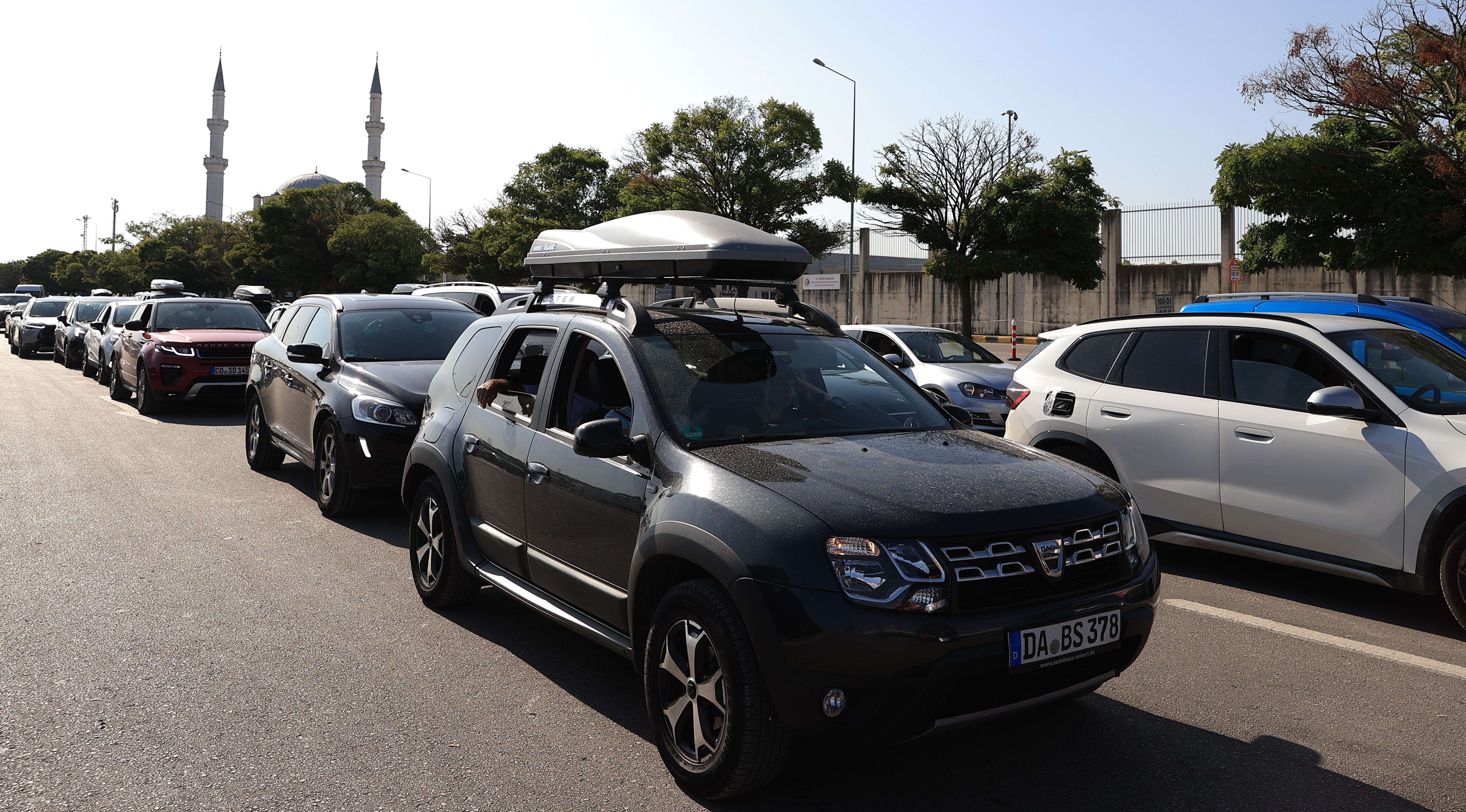 Kapıkule Sınır Kapısı'nda yoğunluk: Gurbetçilerin geri dönüşü yoğun araç kuyrukları oluşturdu