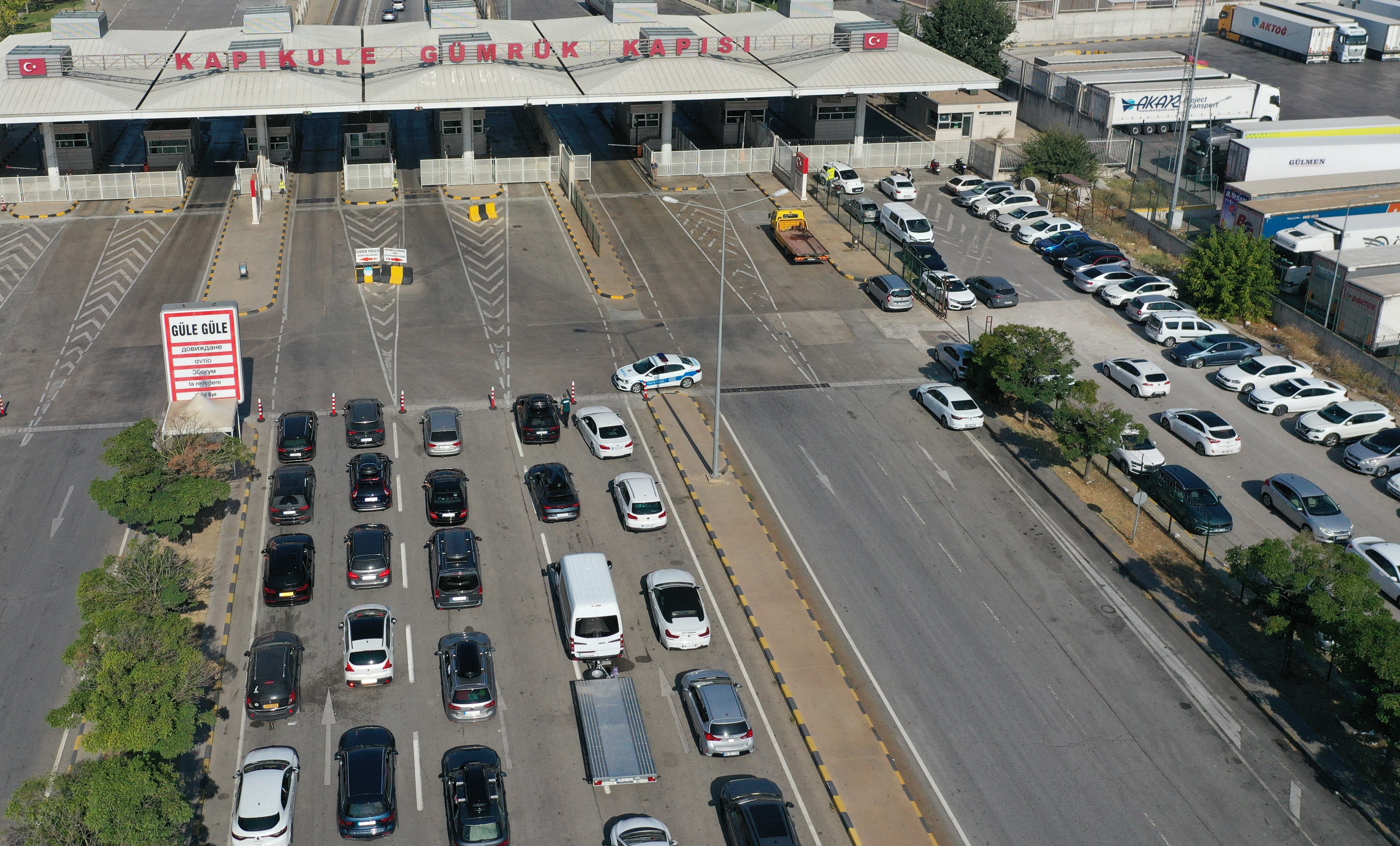 Kapıkule Sınır Kapısı'nda yoğunluk: Gurbetçilerin geri dönüşü yoğun araç kuyrukları oluşturdu