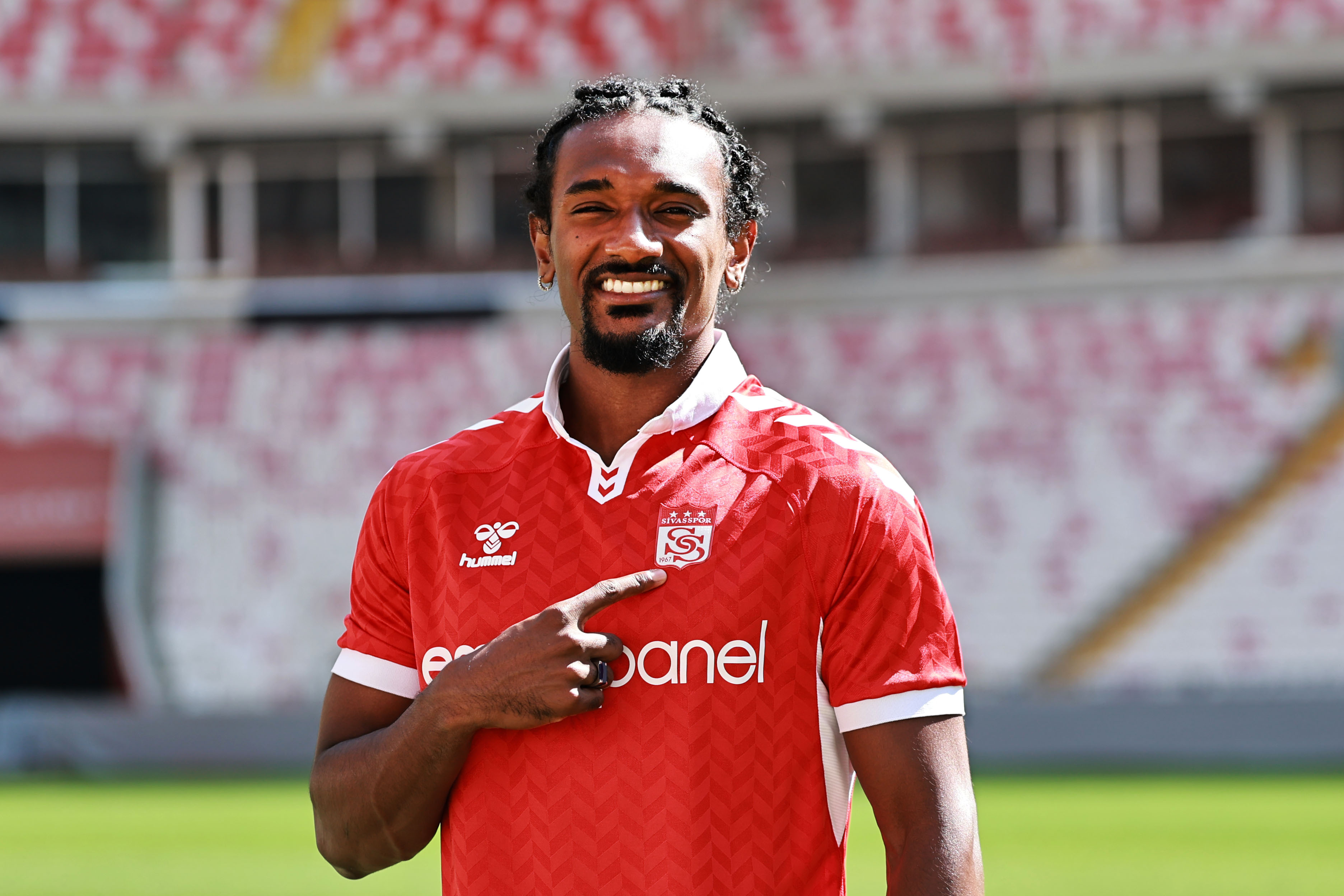 Sivasspor'da yeni transfer: Kongolu futbolcu Samuel Moutoussamy'yi renklerine bağladı