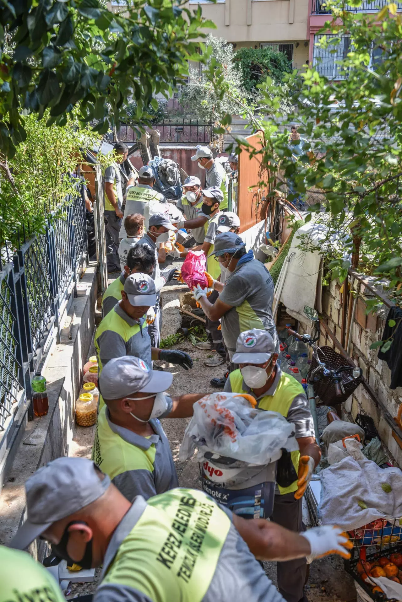Pis kokunun sebebi belli oldu: Apartmandan tam 6 kamyon çöp çıktı!
