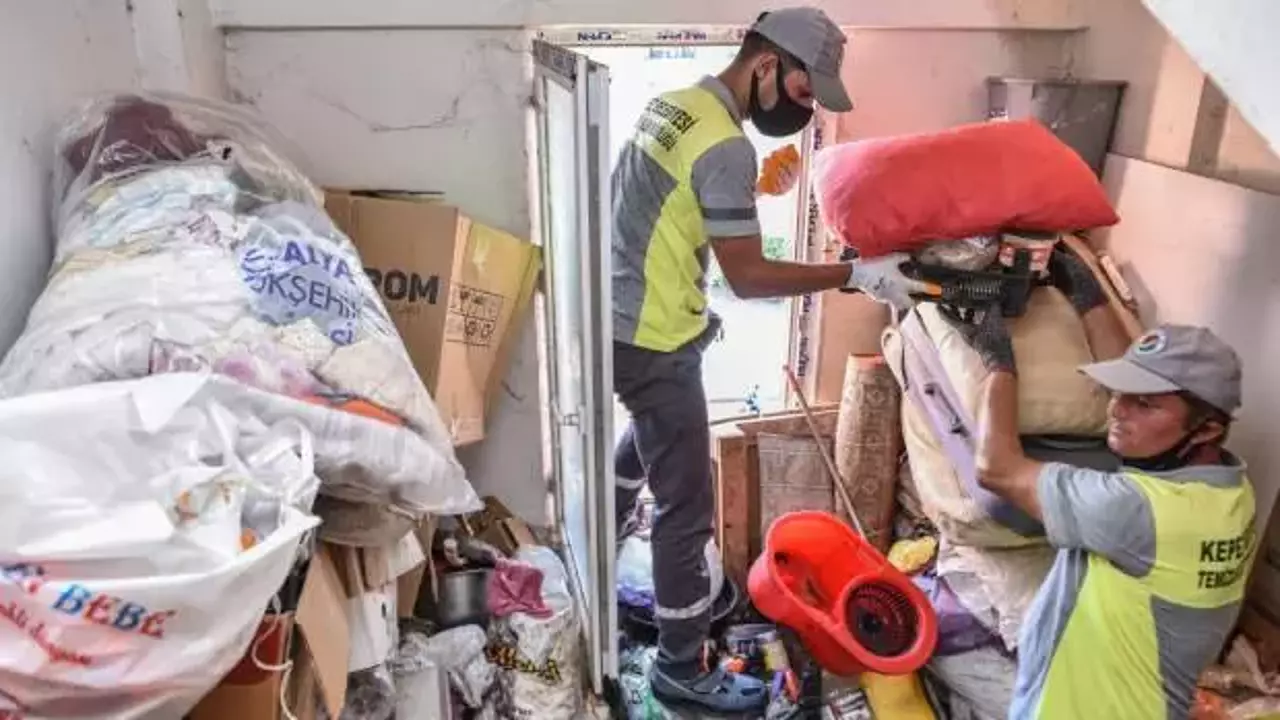 Pis kokunun sebebi belli oldu: Apartmandan tam 6 kamyon çöp çıktı!