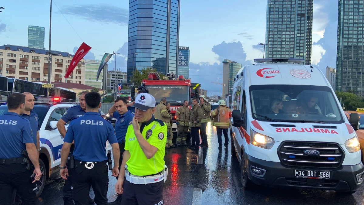 Kaygan yol felaketi getirdi: Kontrolden çıkan otomobil, İETT otobüsüyle çarpıştı!