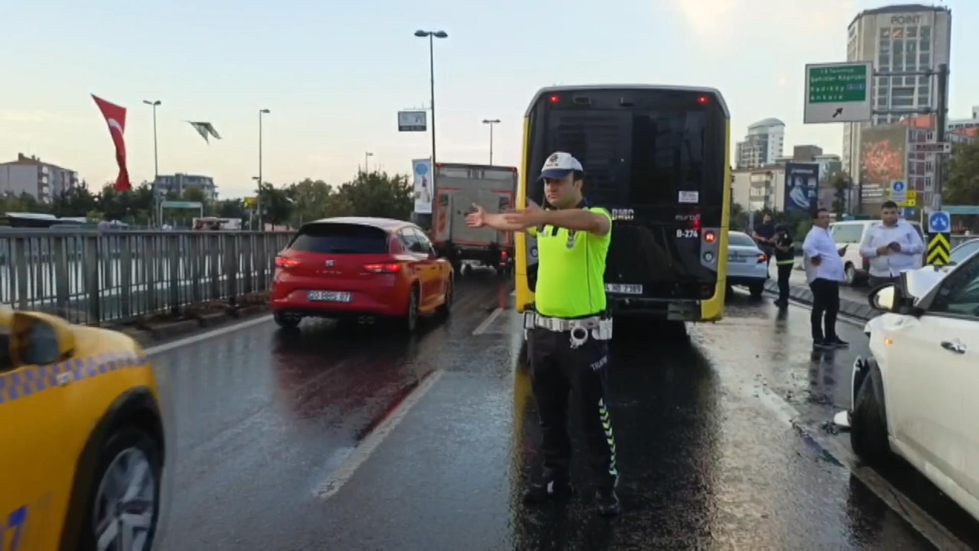 Kaygan yol felaketi getirdi: Kontrolden çıkan otomobil, İETT otobüsüyle çarpıştı!