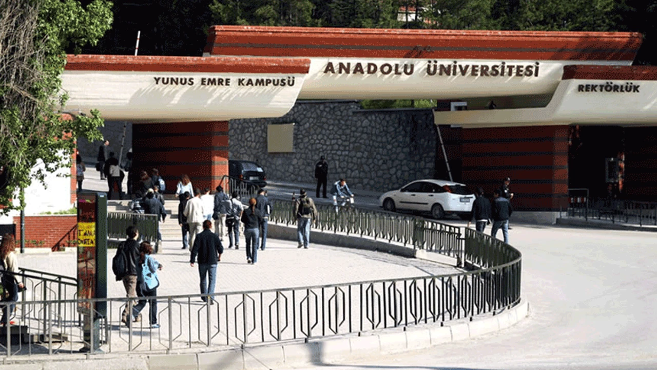 AÖF, 2024-2025 kayıt yenileme tarihleri belli oldu mu? Anadolu Üniversitesi kayıt yenileme ücreti ne kadar?