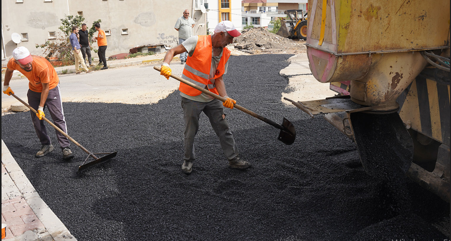 Tuzla Belediyesi, ilçedeki okullara ve çevresine bir haftada 130 ton asfalt serimi gerçekleştirdi