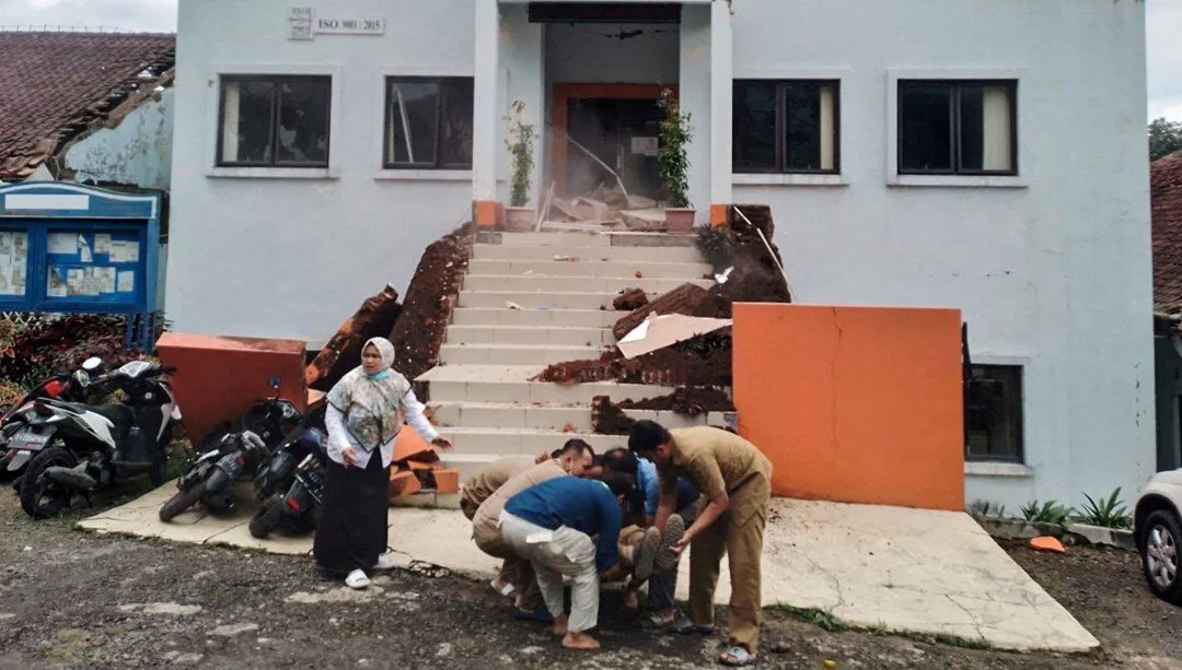 Endonezya'da deprem: Baubau kentinin güneydoğusu 6,1 büyüklüğünde deprem meydana geldi!