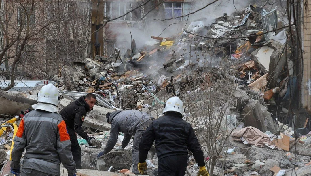 Rusya Ukrayna'da bir apartmanı vurdu: Çok sayıda yaralının arasında çocuklarda var!