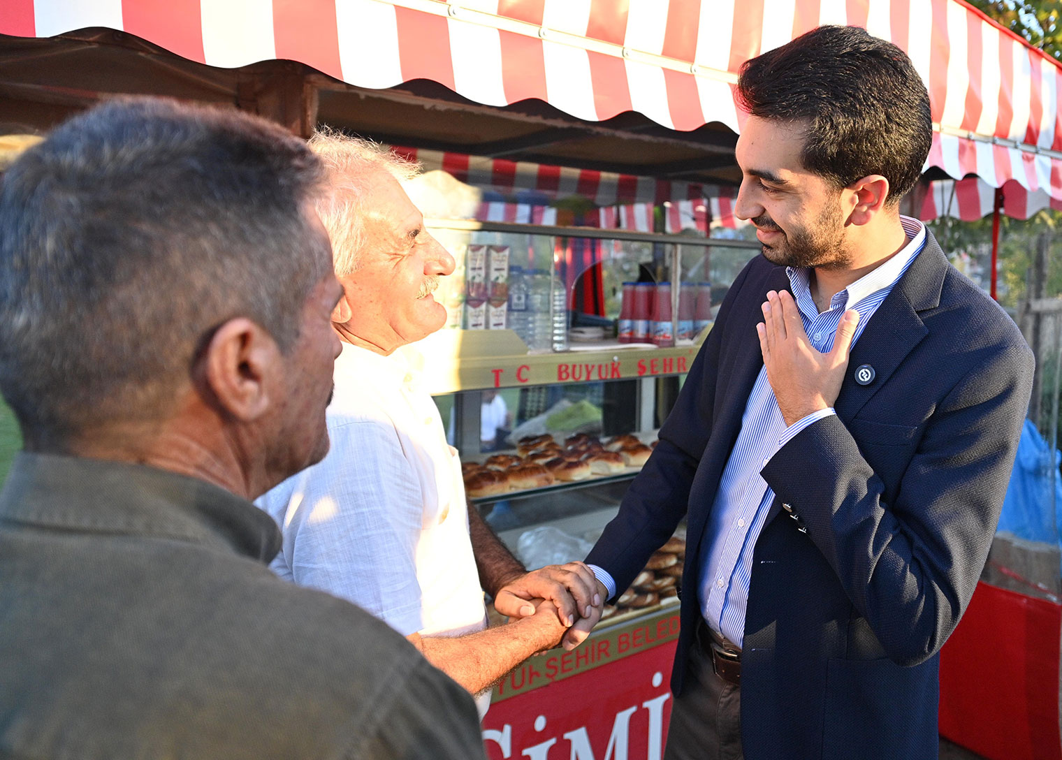 Başkan Eren Ali Bingöl, işe ve okula giden vatandaşlara çorba ile simit ikramında bulundu