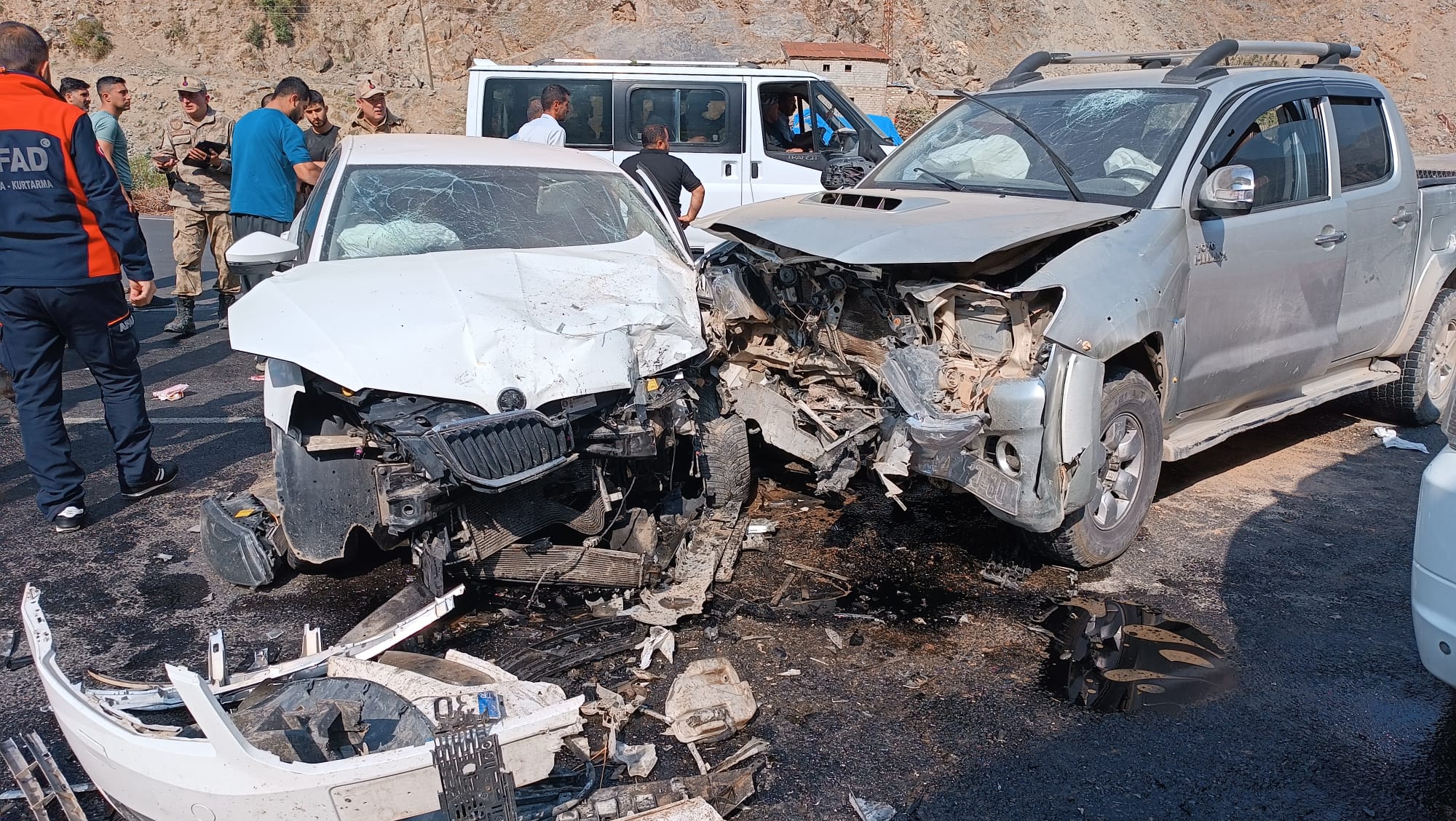 Hakkari'de pikap ile otomobil çarpıştı: Yol savaş alanına döndü, çok sayıda yaralı var! 