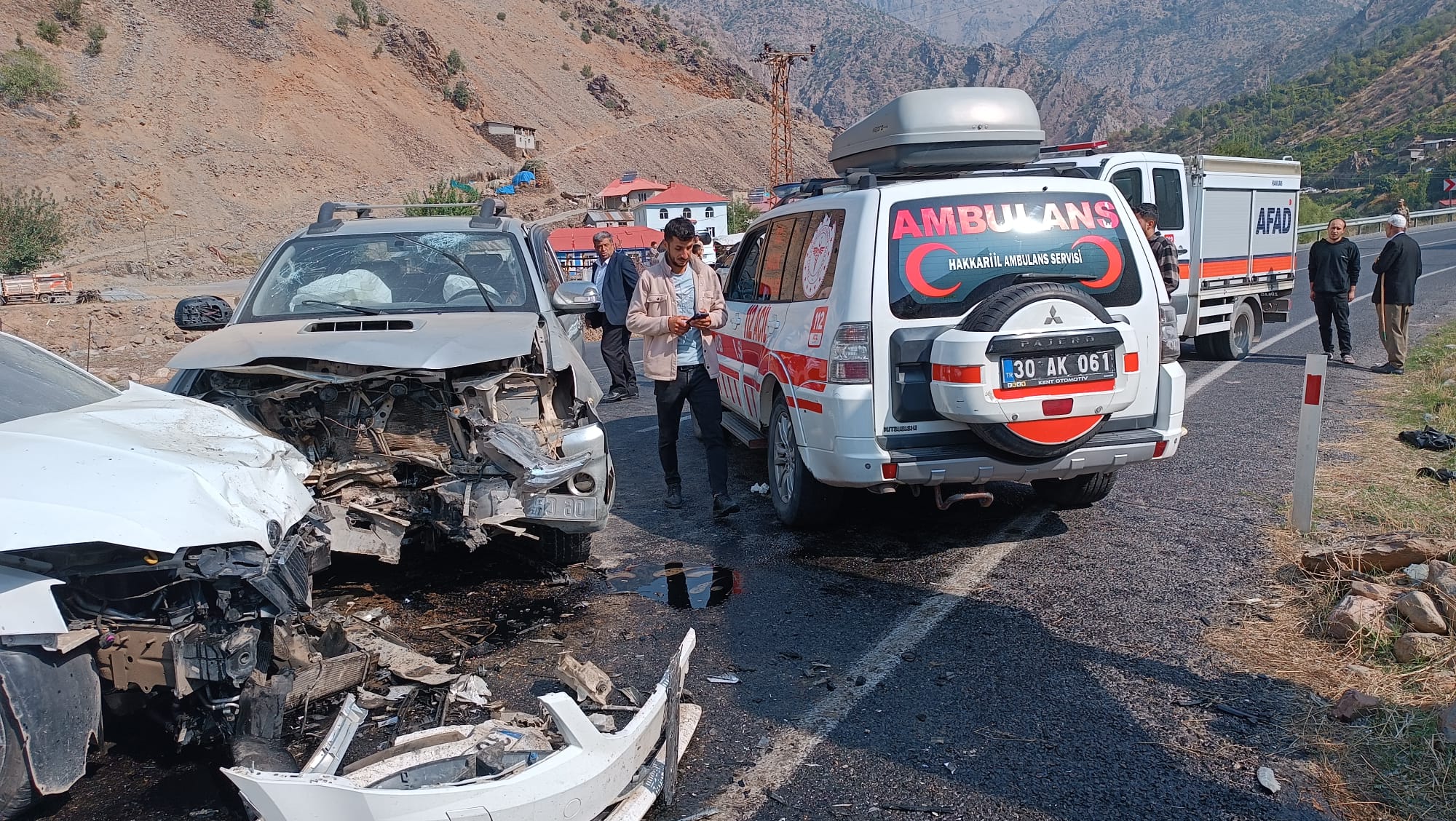 Hakkari'de pikap ile otomobil çarpıştı: Yol savaş alanına döndü, çok sayıda yaralı var! 