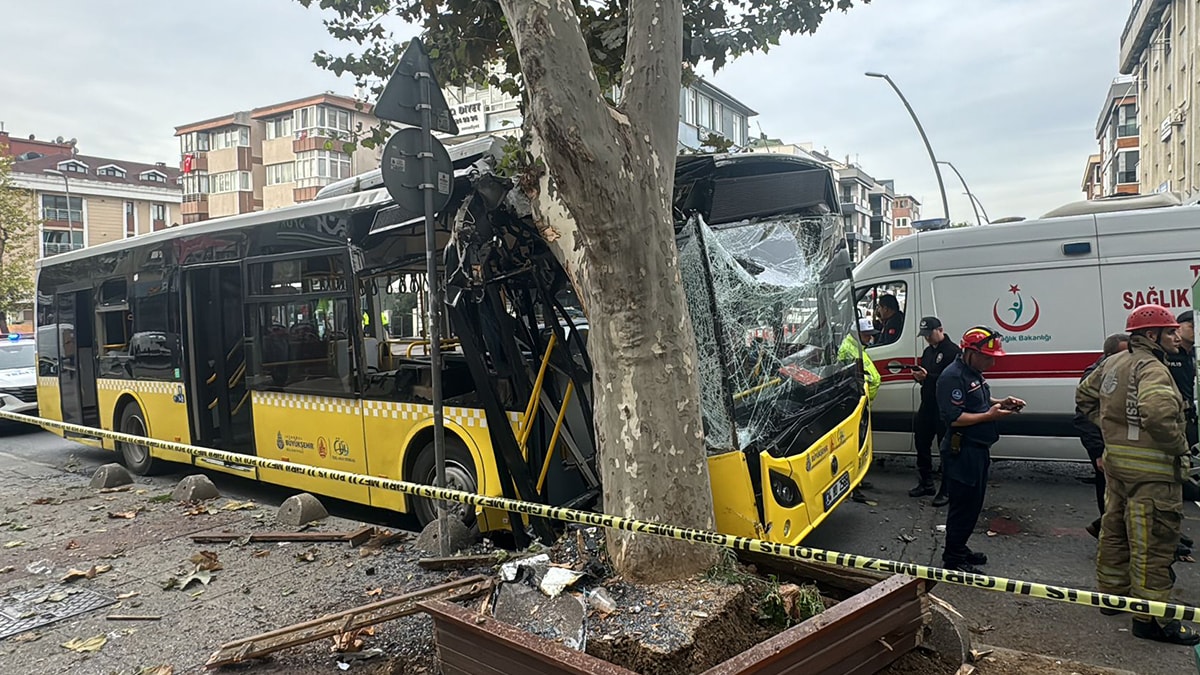 Bahçelievlerde feci kaza! Kontrolden çıkan iett ağaca çarptı: çok sayıda yaralı var!