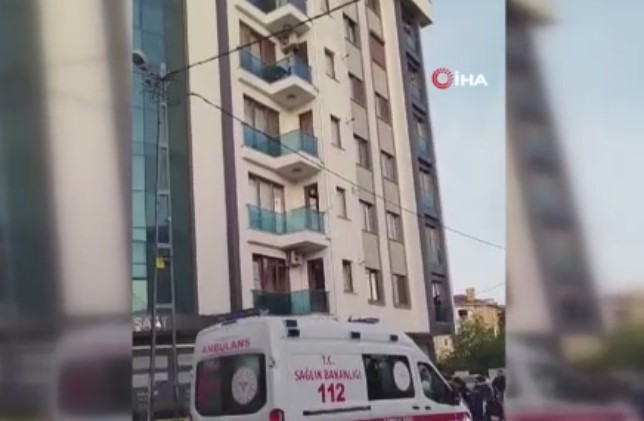 Pendik’te akıl almaz olay! 40 günlük bebeği apartmanın 6. katından aşağı attı!