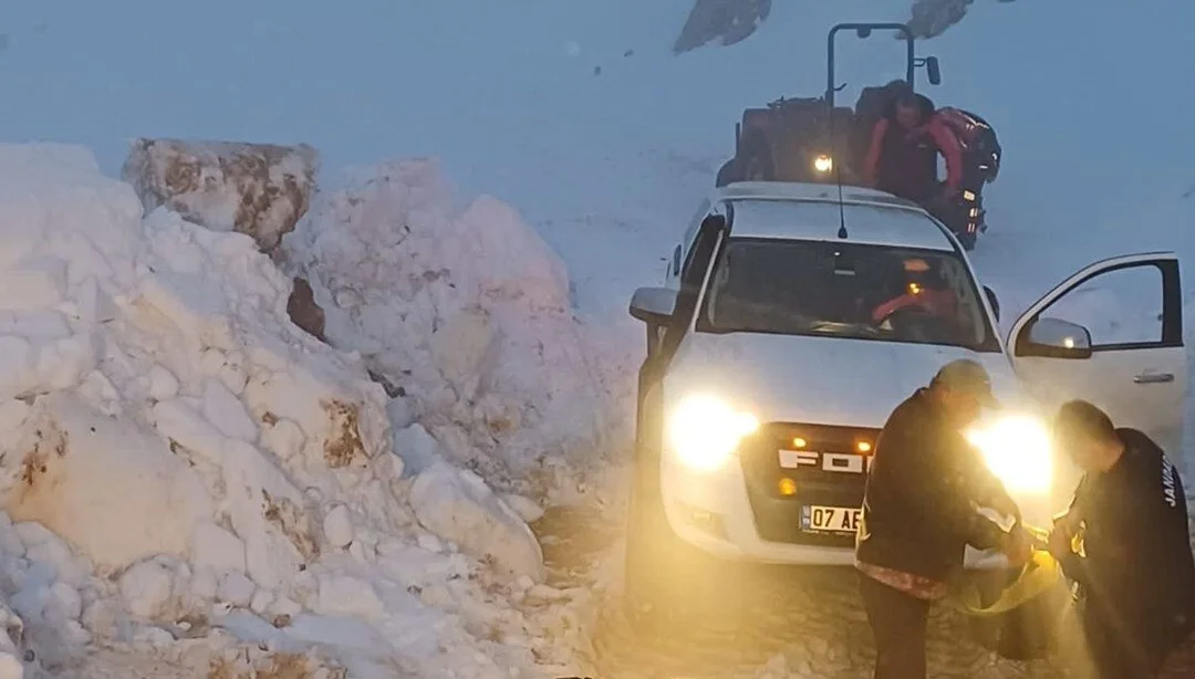 Kar feci bastırdı: Kapanan 3 yayla yolunda 8 vatandaş mahsur kaldı!