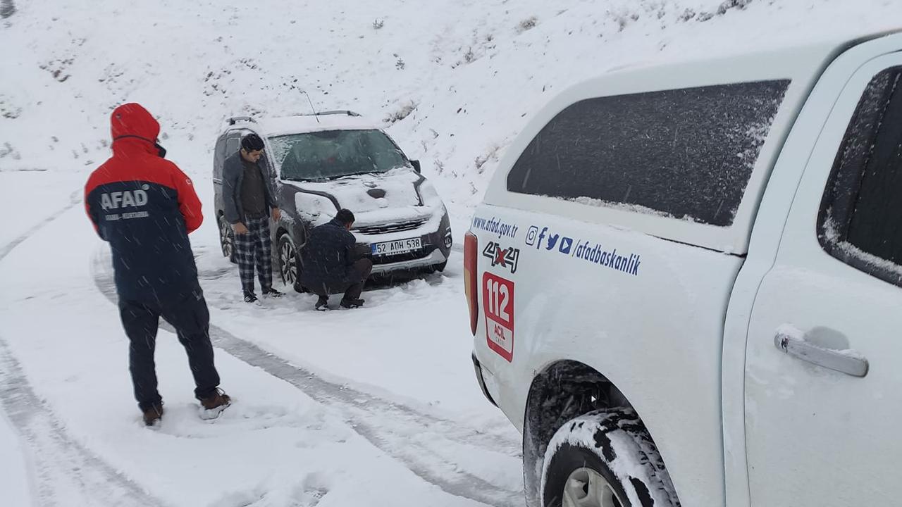 Kar feci bastırdı: Kapanan 3 yayla yolunda 8 vatandaş mahsur kaldı!