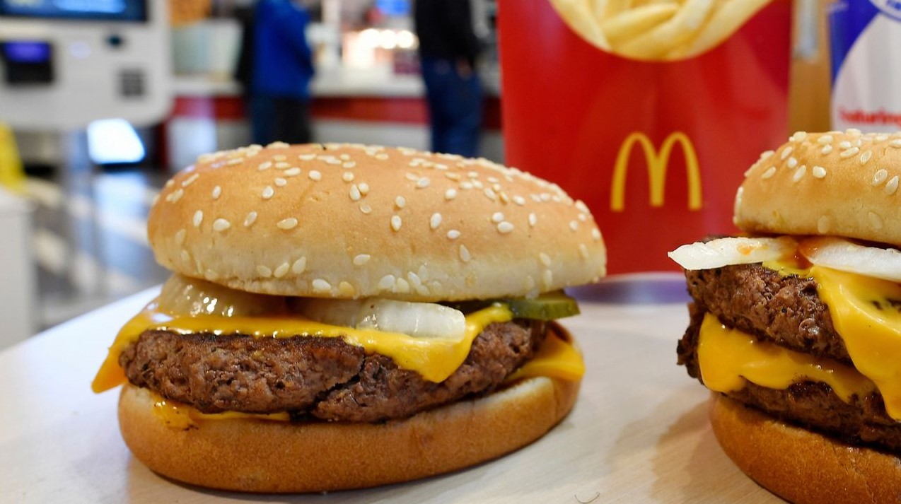 Dünyaca ünlü hamburger markası alarmda! E.Coli bakterisi nedeniyle hastalananların arasında 1 kişi hayatını kaybetti!