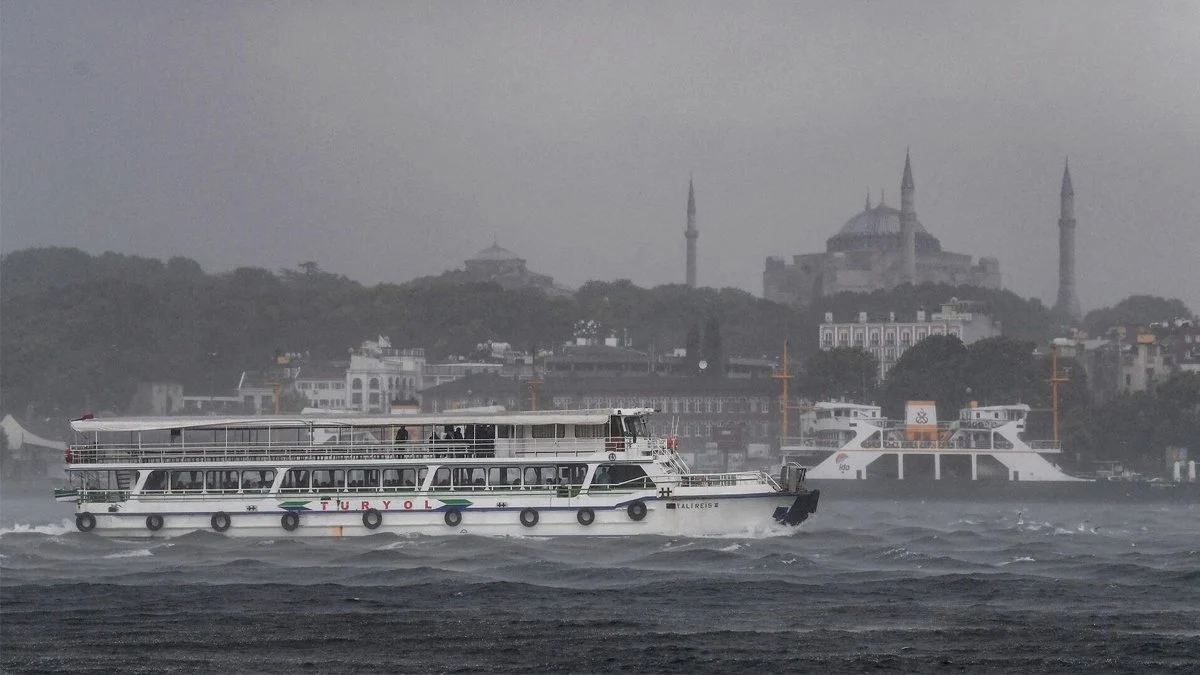 İstanbul'da sis alarmı! Boğaz gemi trafiğine kapatıldı! Vapur seferleri iptal edildi!