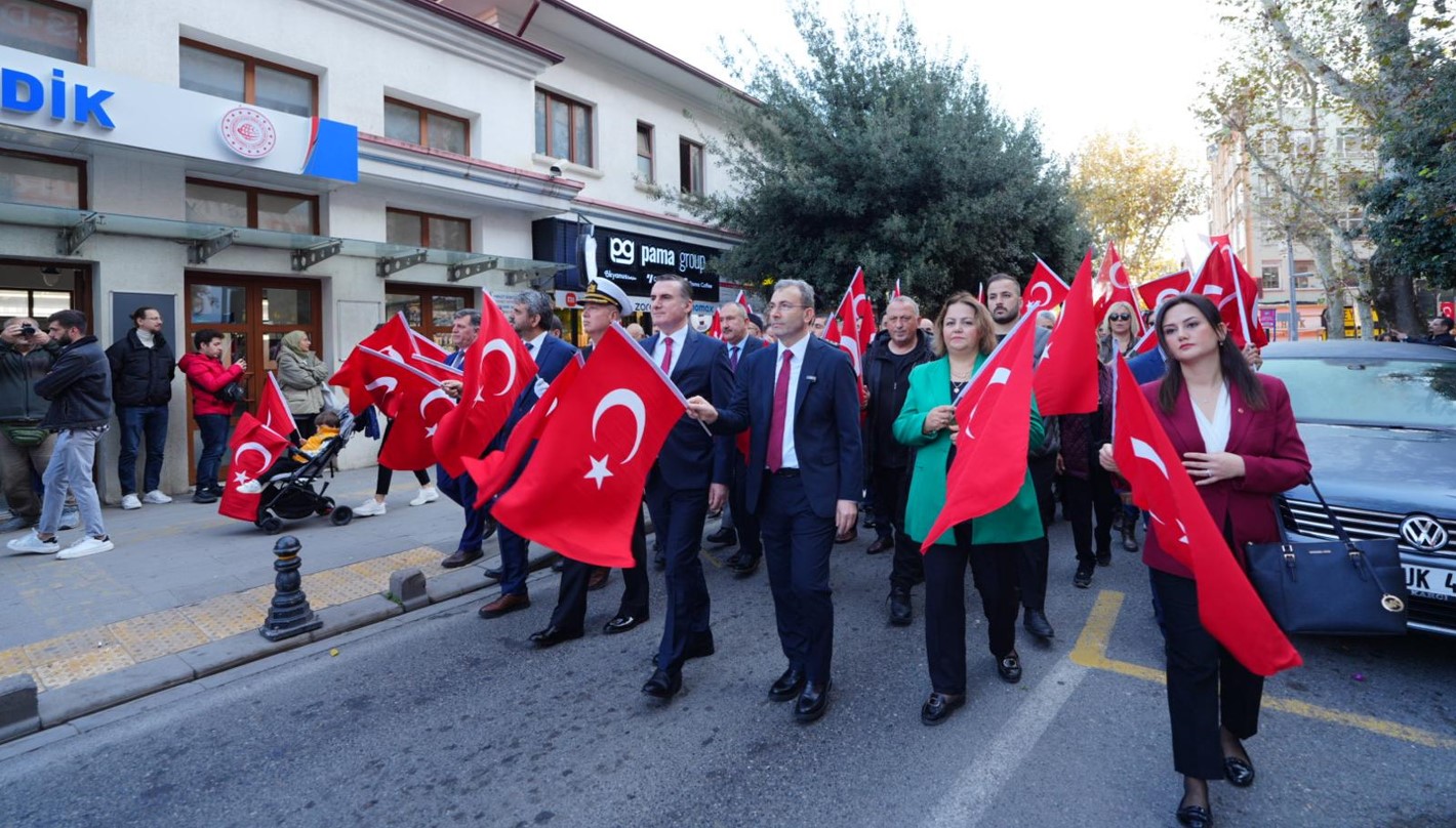 Cumhuriyetimizin Kuruluşunun 101. Yılında, Pendik’te 101 metrelik Türk bayrağı açıldı