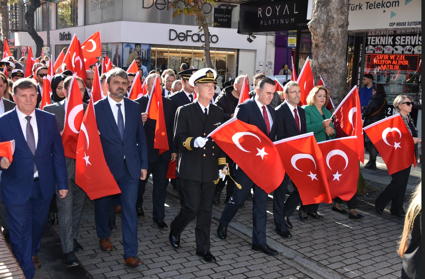 Cumhuriyetimizin Kuruluşunun 101. Yılında, Pendik’te 101 metrelik Türk bayrağı açıldı