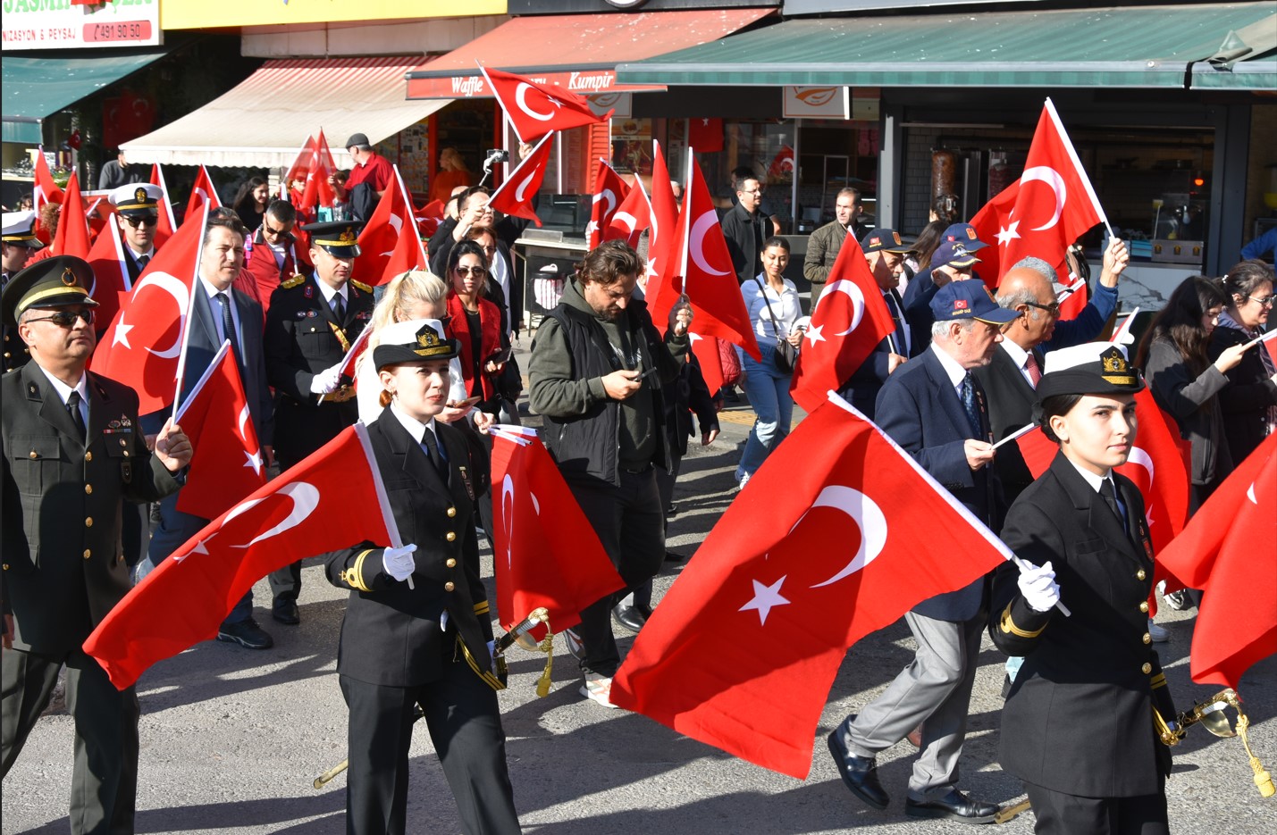 Cumhuriyetimizin Kuruluşunun 101. Yılında, Pendik’te 101 metrelik Türk bayrağı açıldı