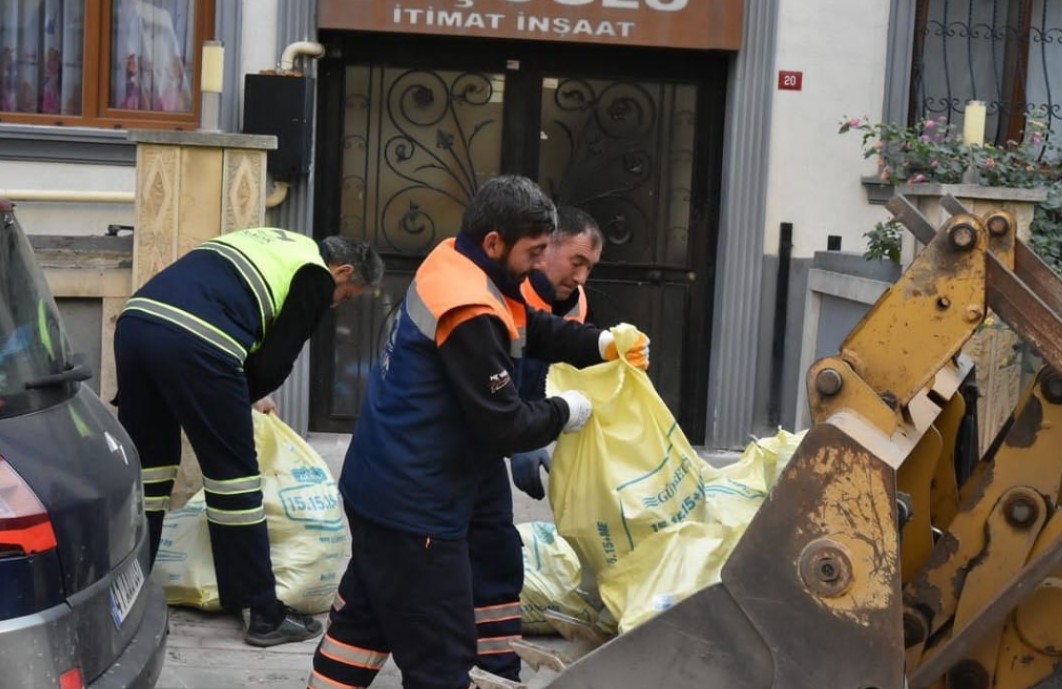 Pendik Belediyesinden topyekün temizlik: 100 Personel 20 araç aynı anda çalışıyor 