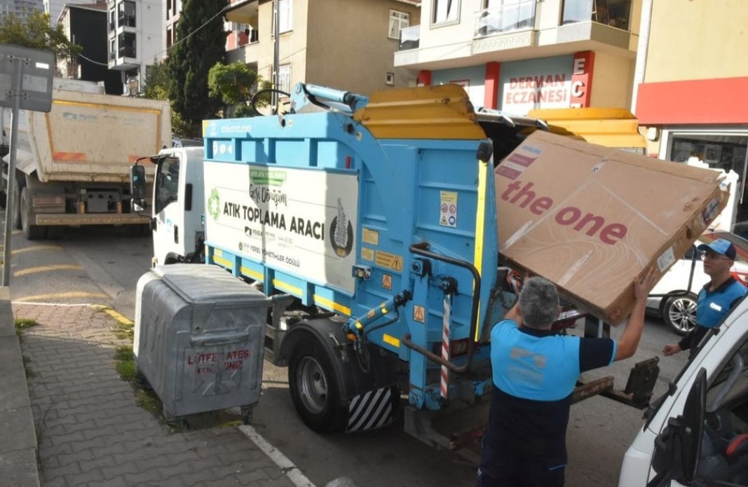 Pendik Belediyesinden topyekün temizlik: 100 Personel 20 araç aynı anda çalışıyor 