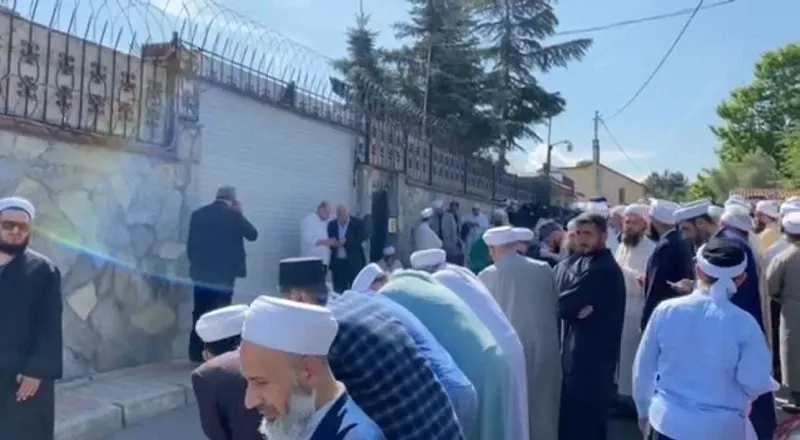 Son dakika! Cuma naması çıkışı hareketli dakikalar: İsmailağa camii'nin önünde silahla ateş açıldı! 