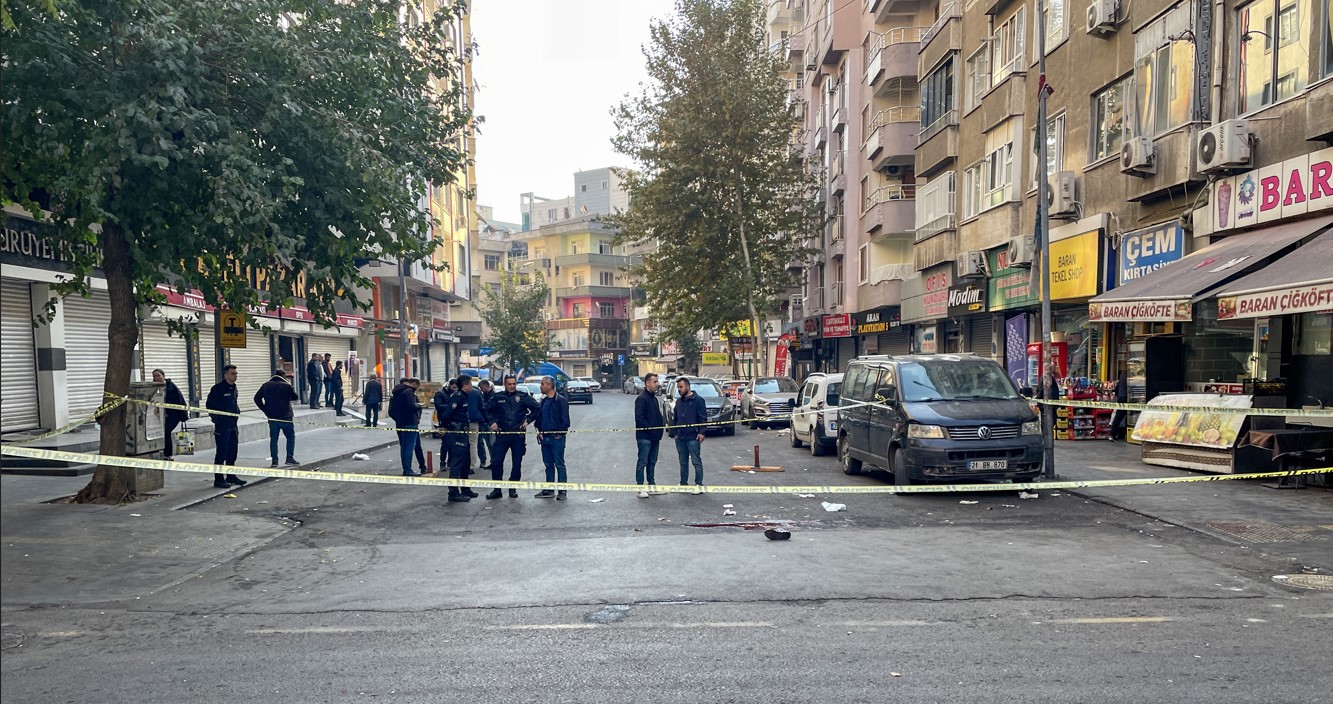 Diyarbakır'da dehşet dakikalar: Eline satır alan şahıs esnafa saldırdı!