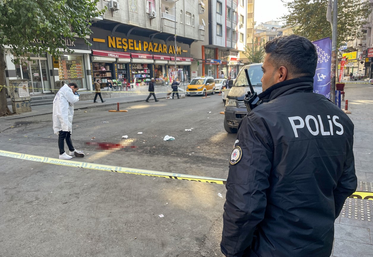 Diyarbakır'da dehşet dakikalar: Eline satır alan şahıs esnafa saldırdı!