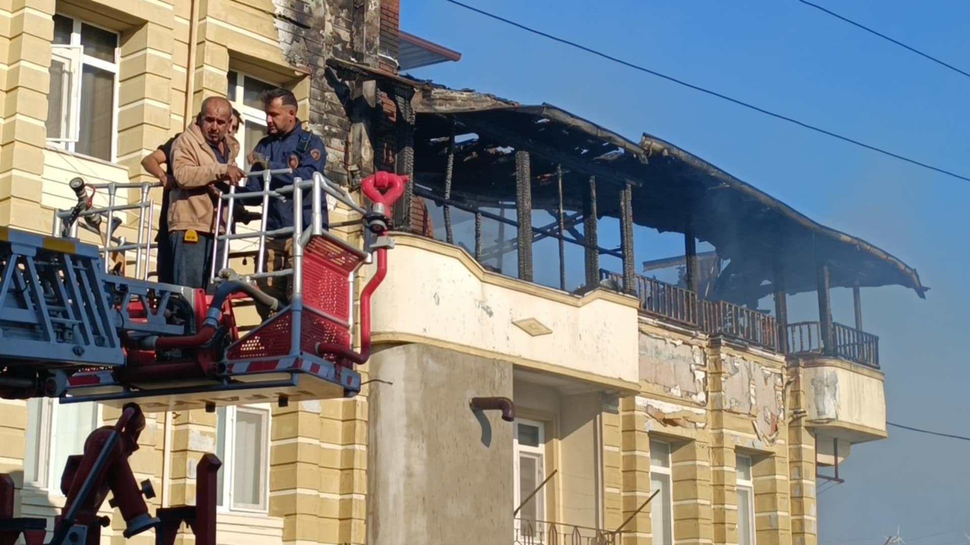 Hatay'ın Samandağ ilçesinde hareketli dakikalar: 3 katlı evde çıkan yangında can pazarı yaşandı!