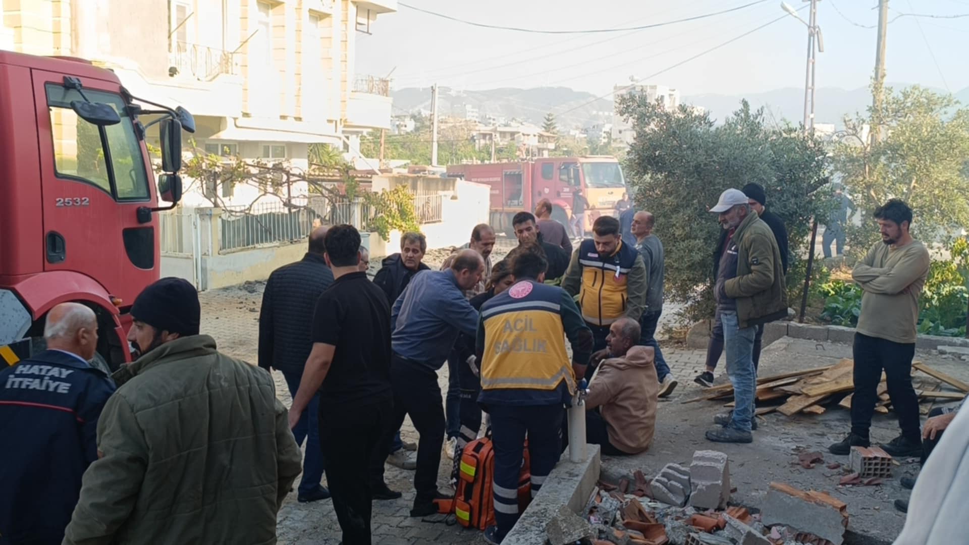 Hatay'ın Samandağ ilçesinde hareketli dakikalar: 3 katlı evde çıkan yangında can pazarı yaşandı!