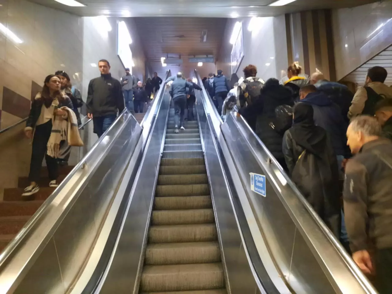 Taksim Metro istasyonu çilehaneye dönüştü: Çalışmayan merdiven ve asansörler engelli vatandaşları da isyan ettirdi!