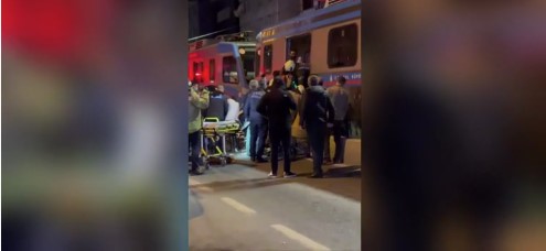 İstanbul'da feci kaza: Motosiklet, sürücüsü hakimiyetini kaybedip tramvayın altına girdi!