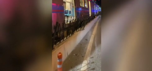 İstanbul'da feci kaza: Motosiklet, sürücüsü hakimiyetini kaybedip tramvayın altına girdi!