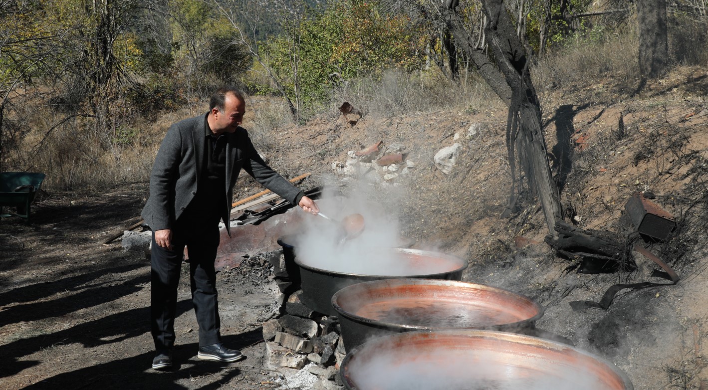 Toros Dağları'ndan sofraya: Kaynatılan andız kozalakları, şifa ve lezzeti bir araya getiriyor...