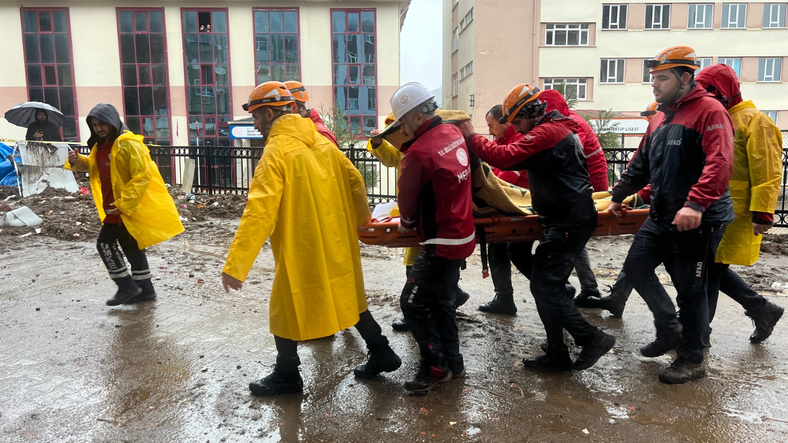 Rize sabah felaketle uyandı! Yağış nedeniyle meydana gelen heyelanda ölü ve yaralılar var!