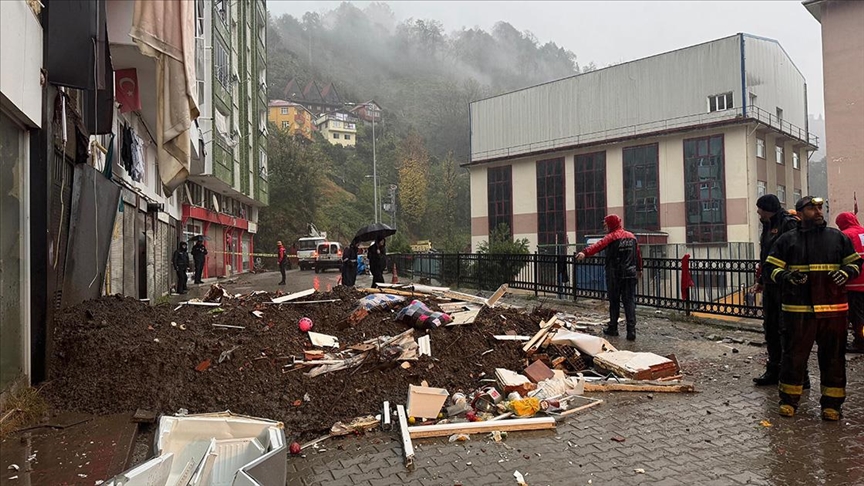 Rize sabah felaketle uyandı! Yağış nedeniyle meydana gelen heyelanda ölü ve yaralılar var!