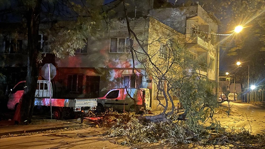 Bursa'yı fırtına vurdu: Ağaçlar ve çöp konteynerlerini devirdi, araçlara zarar verdi