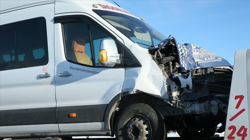 Kars'ta feci kaza: Öğretmenleri taşıyan minibüs otomobile çarptı! Çok sayıda yaralı var!