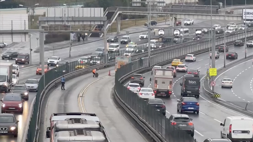 Esenyur'ta ilginç kaza! Fırlayan rögar kapağı metrobüsün kapısını kırdı: İçindeki yolcu aşağı yuvarlandı!