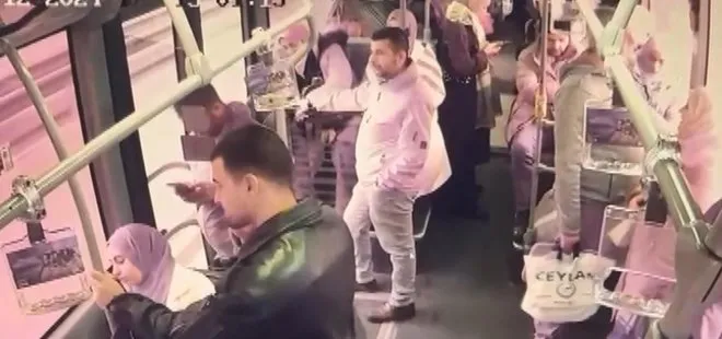 Metrobüsten aşağı uçtu! Rögar kapağının çarpması sonucu yaşanan korkunç kaza kamerada!