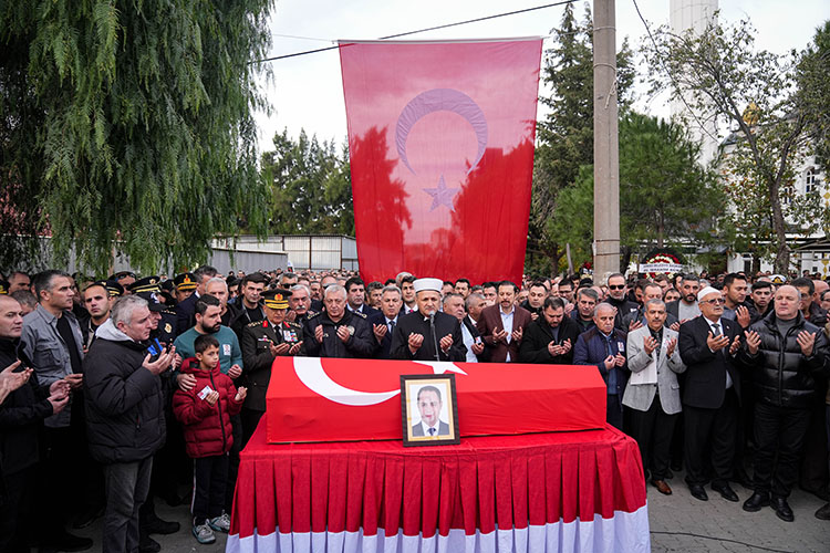 İzmir şehit polisi Mehmet Tozun'u son yolculuğuna uğurladı