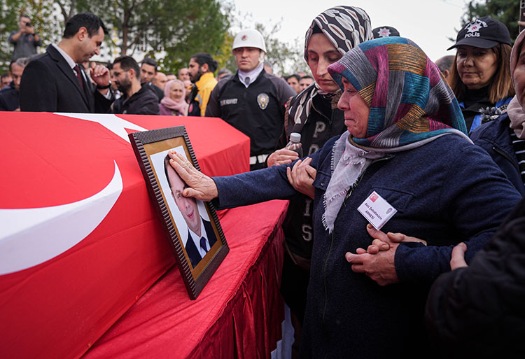 İzmir şehit polisi Mehmet Tozun'u son yolculuğuna uğurladı