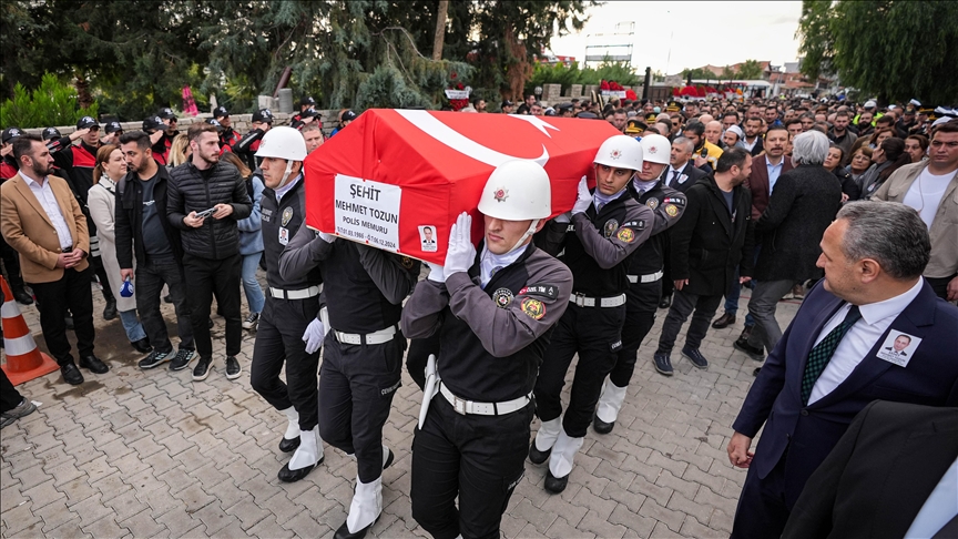 İzmir şehit polisi Mehmet Tozun'u son yolculuğuna uğurladı